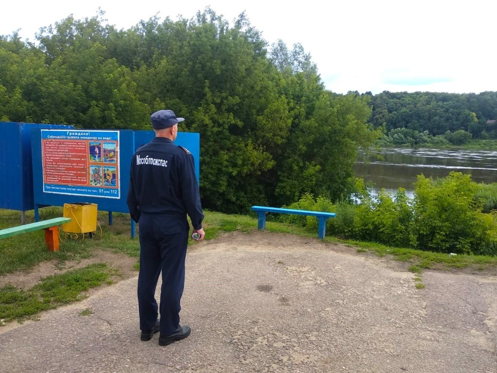 Спасатели напомнили коломенцам и озерчанам об опасности купания в холодной воде