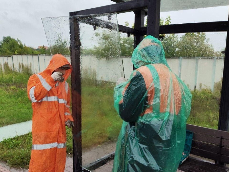 Замену стекол на остановках общественного транспорта проводят в Долгопрудном