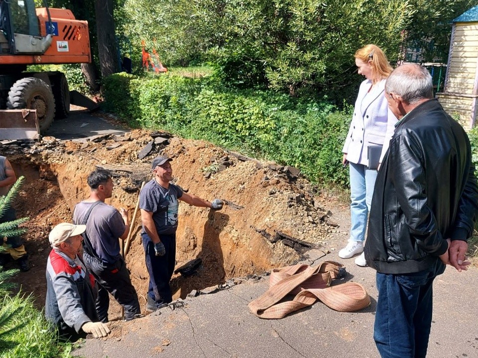 Коммунальные службы ремонтируют участок теплосети на улице Горького