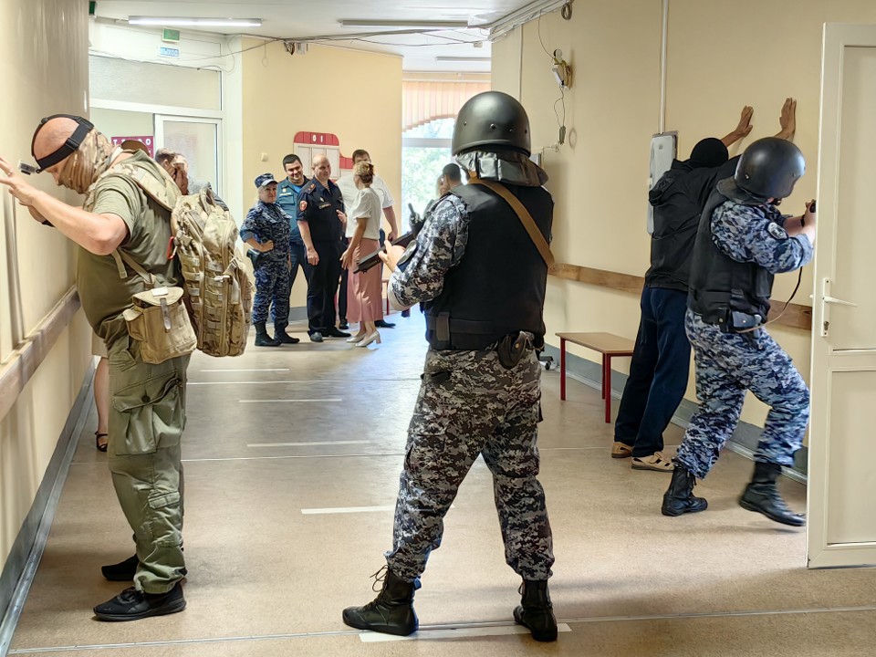 Террористов обезвредили в краснознаменской школе