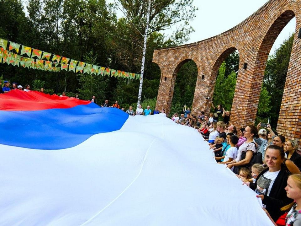 Огромное полотнище с триколором развернули в парке Мытищ в День государственного флага РФ