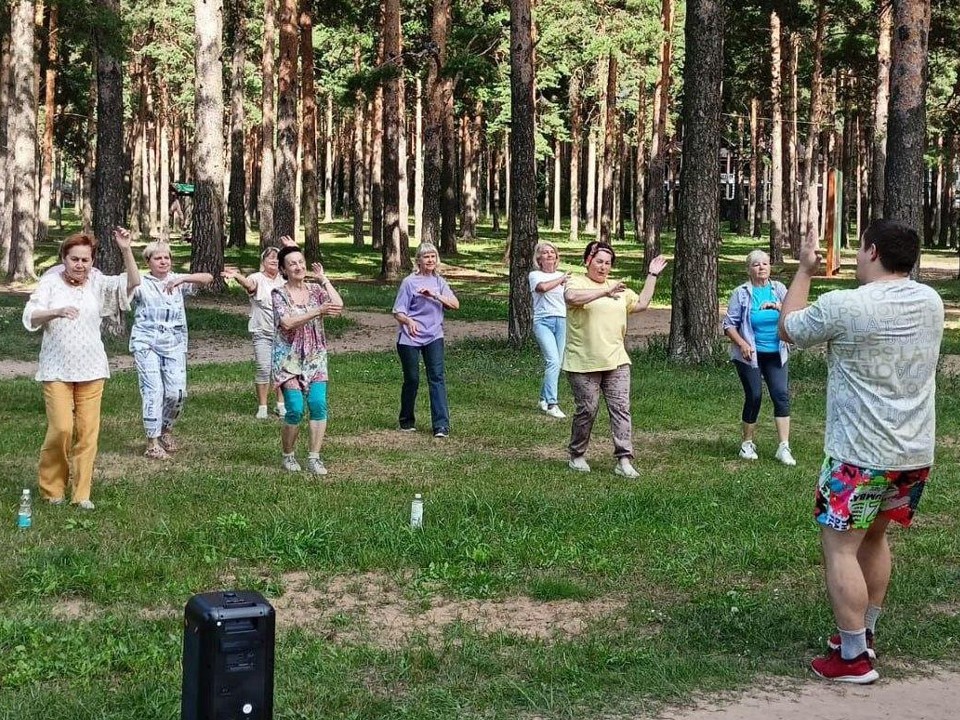 Дмитровские долголеты учат Зумбу, катаются на лошадях и плавают на сапбордах