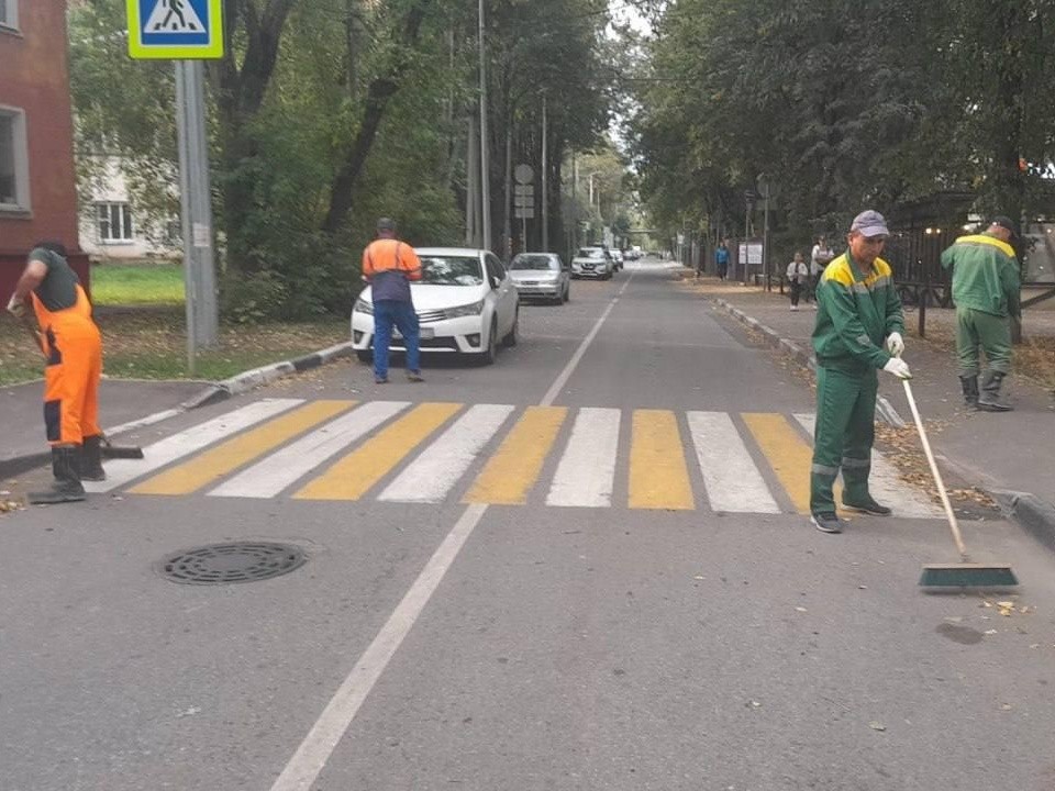 Специалисты провели уборку проезжей части на путепроводе Хлебниково и Новом шоссе в Долгопрудном