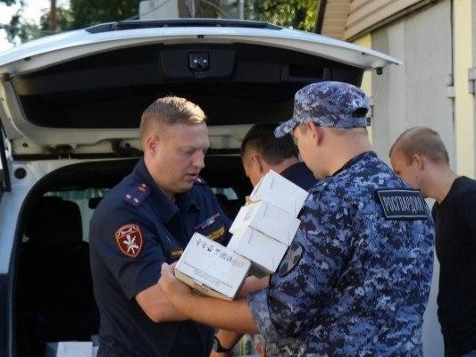 Подмосковные росгвардейцы передали гуманитарную помощь для детей из Курской области