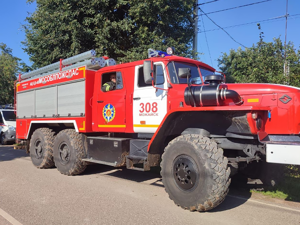 Пожарные в Можайске помогли женщине попасть в комнату, где заперся ее сын