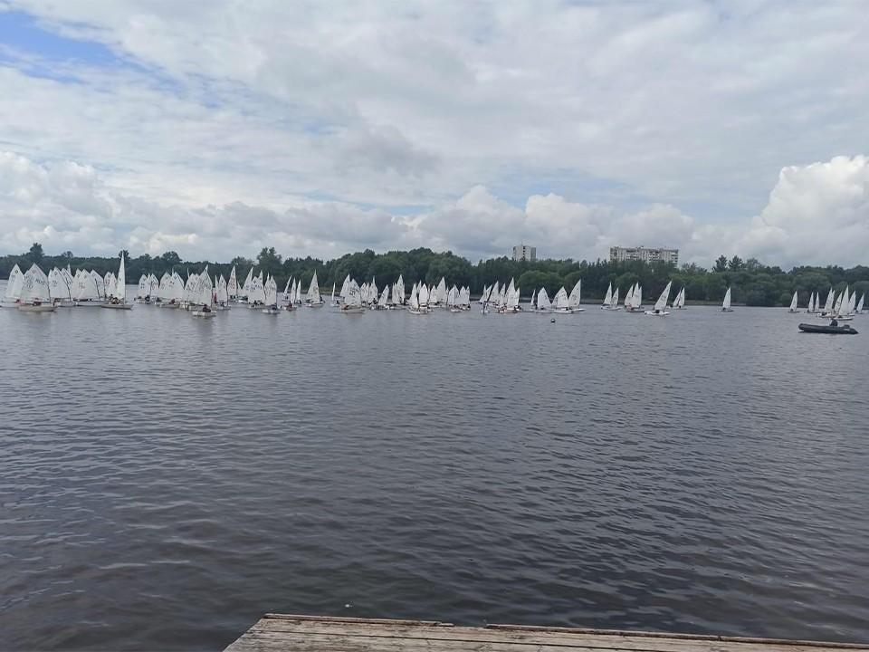 135 юных яхтсменов покорили волны Котовского залива в честь Дня Военно-морского флота России