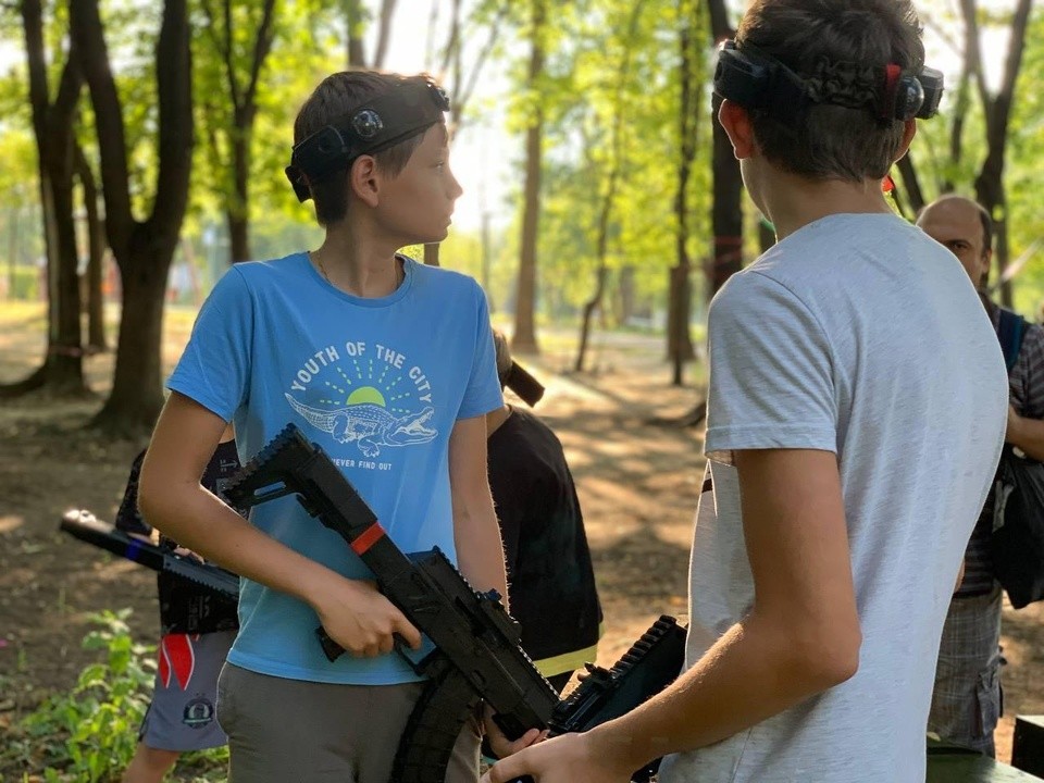 Мальчишки и девчонки сразились в турнире по лазертагу в парке