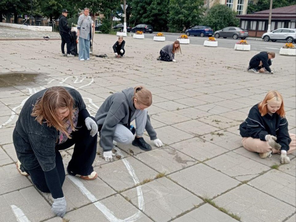 Можайские школьники на каникулах наводят чистоту в округе