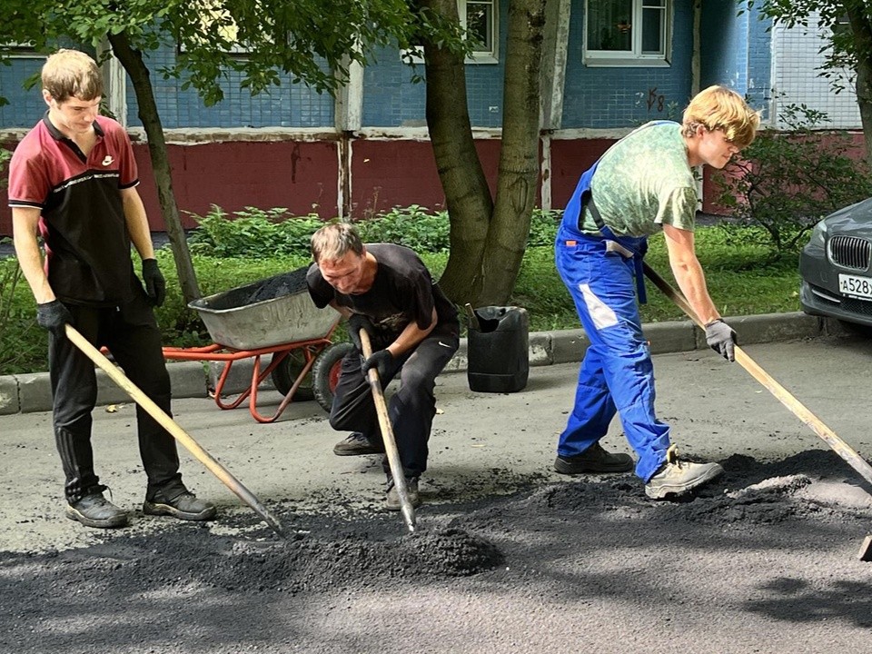 Дорога на Октябрьской улице в микрорайоне Железнодорожный стала ровней