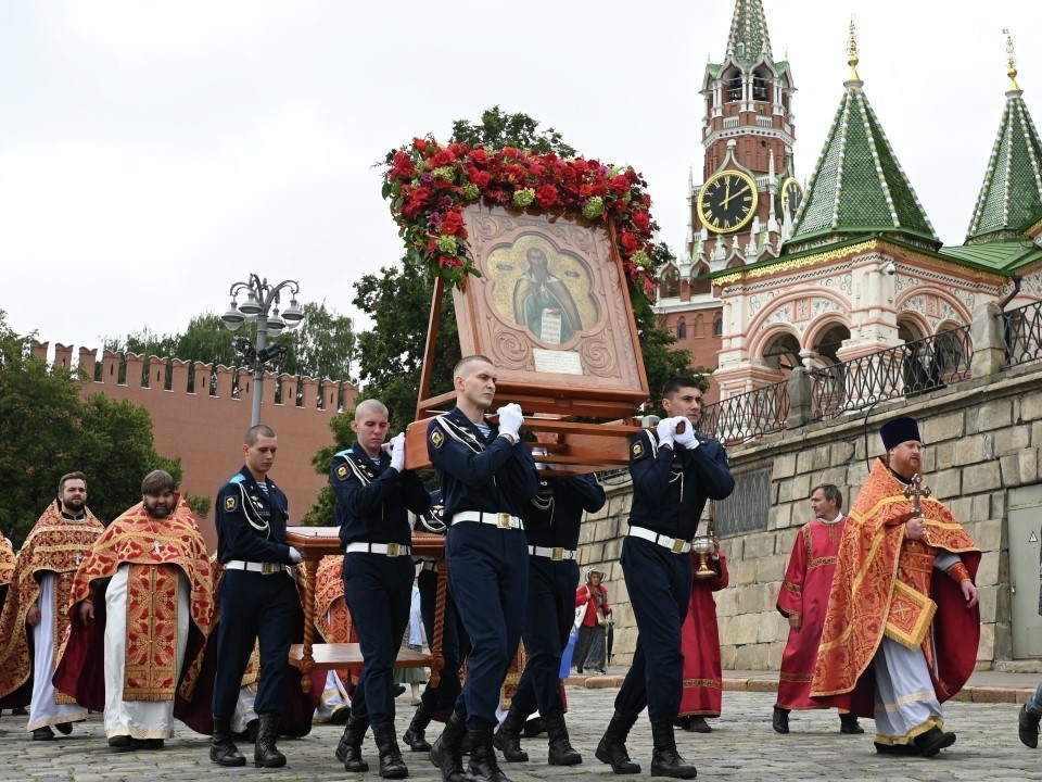 В Москве прошел крестный ход десантников