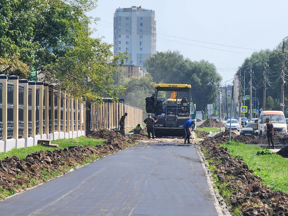 В Коломне обновляют тротуары вдоль стадиона «Авангард»