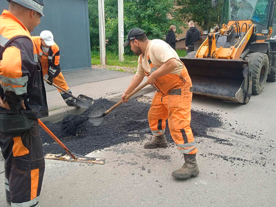 С начала сезона в Королеве ликвидировали более пяти тысяч ям на дорогах