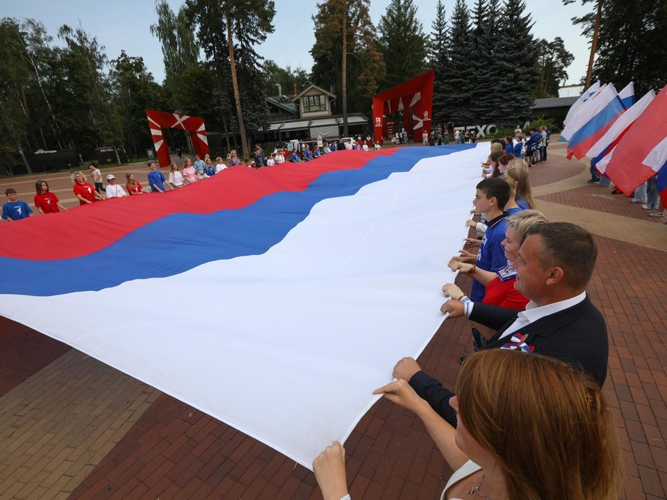 Гигантский триколор развернули в Балашихе в День государственного флага России