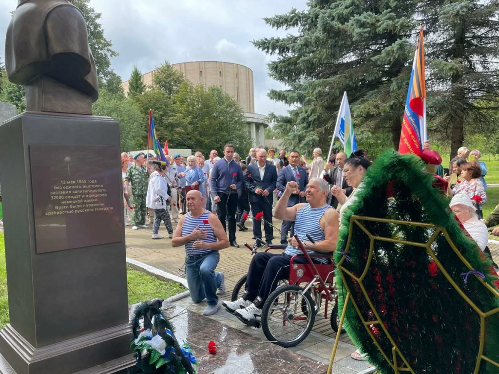 День ВДВ в Рузском округе отметили митингом, концертом и прыжками с парашютом