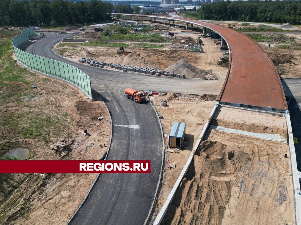 На развязке Рогачевского шоссе в Лобне укладывают асфальт