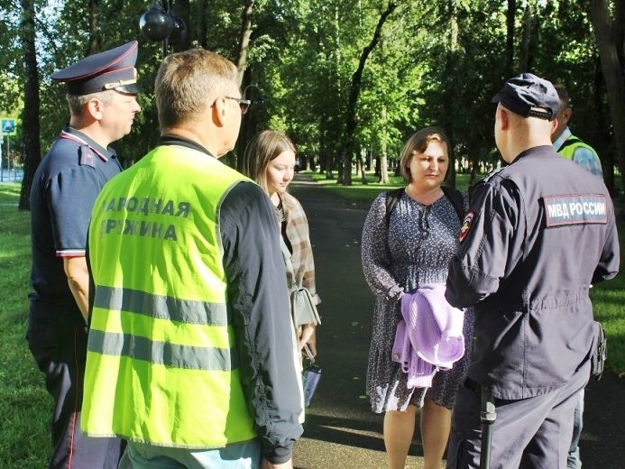 Полицейские вместе с Народной дружиной патрулируют улицы Серпухова