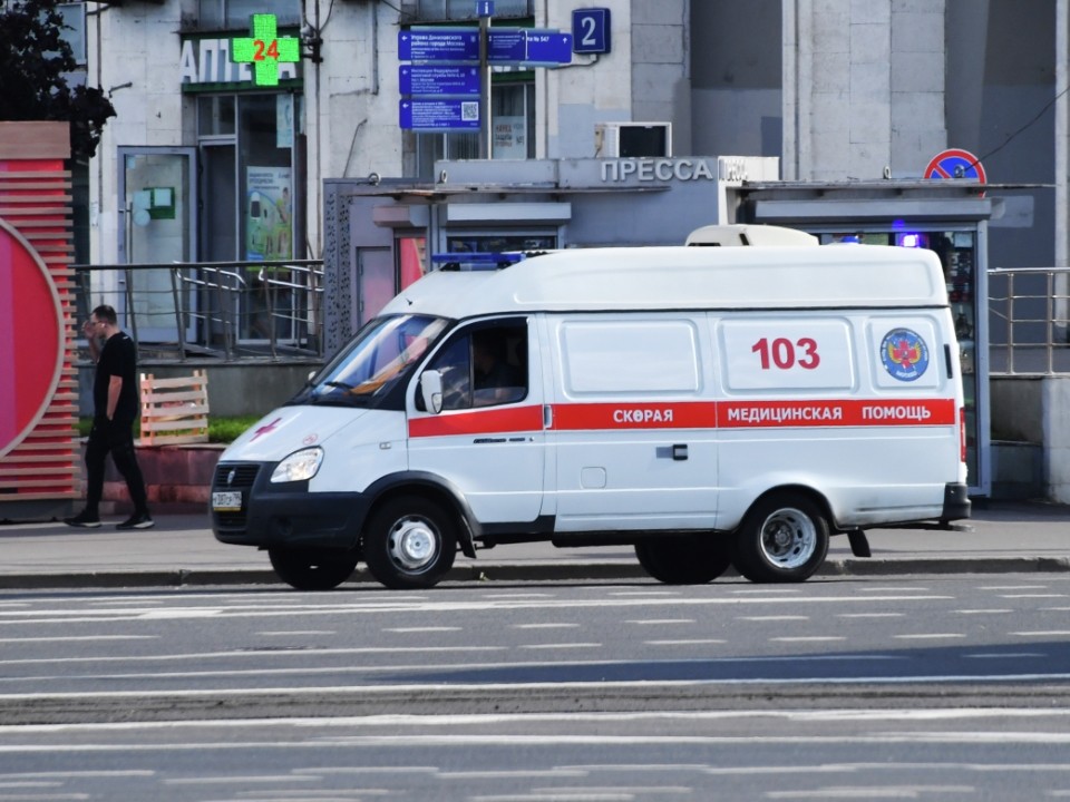 Маленький москвич попал в больницу в результате падения на него телевизора