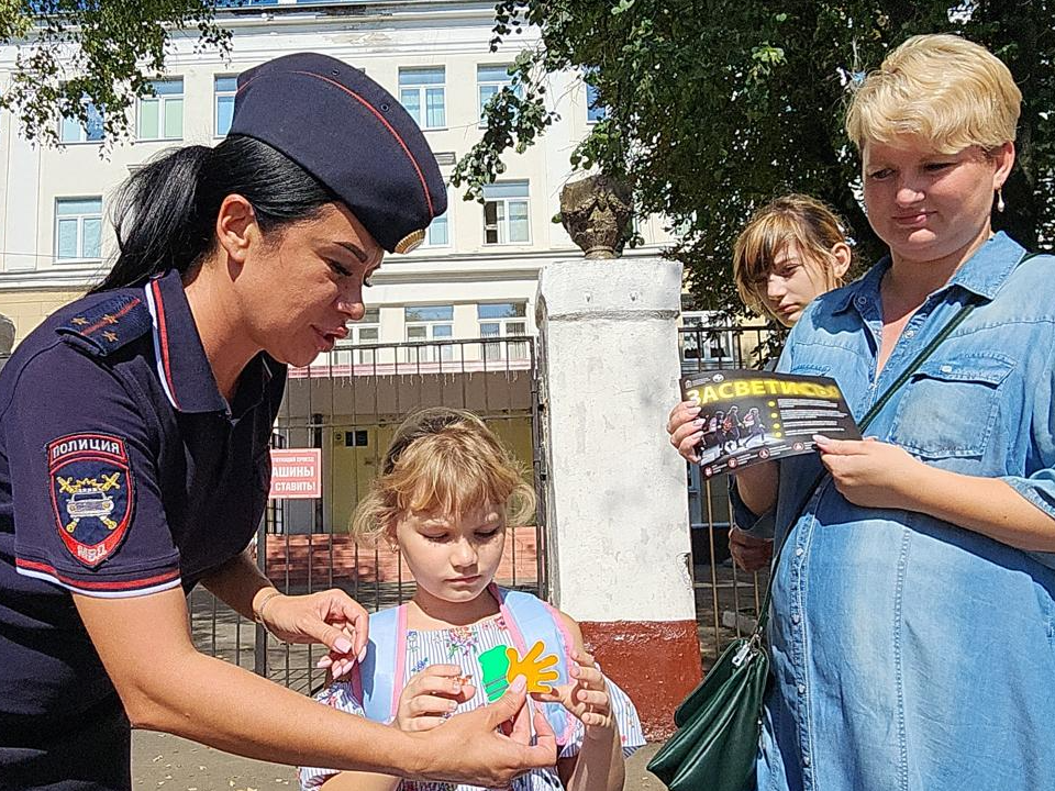 Инспекторы ГАИ из Электростали научили детей пользоваться нерегулируемым переходом