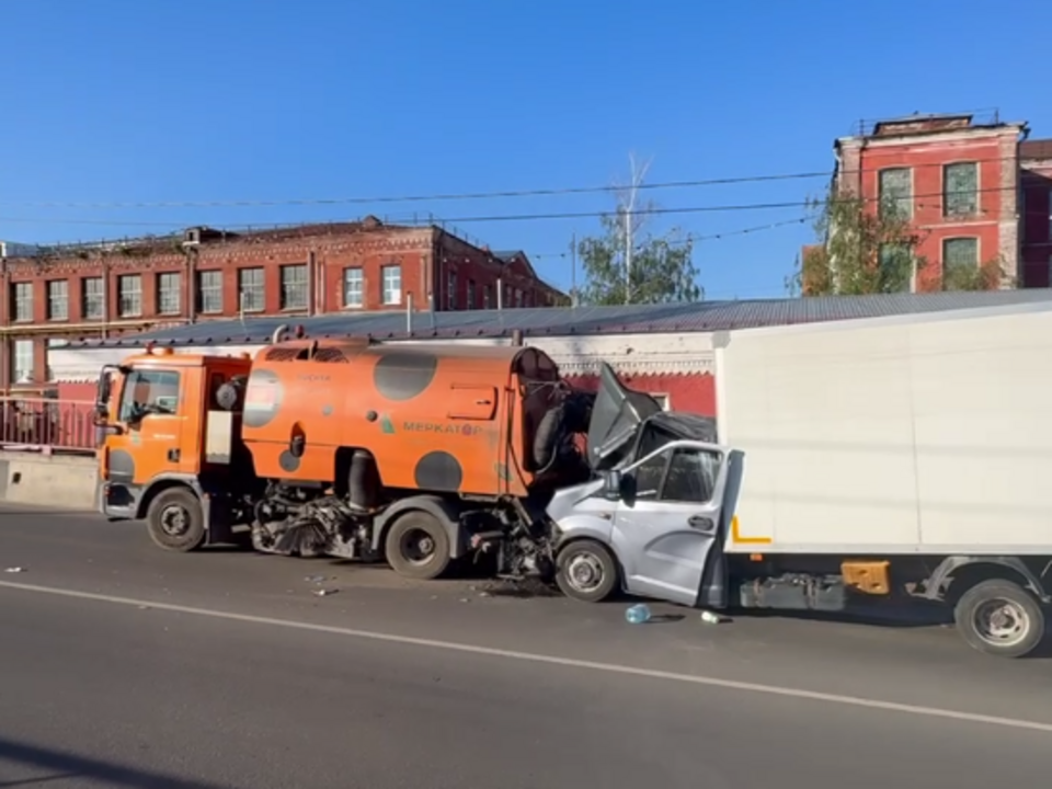 В Орехово-Зуеве из-за аварии перекрыто движение на мосту через железную дорогу на улице Сухоборской