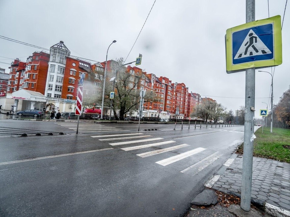 В Лобне на улице Ленина восстановили светофор и знаки