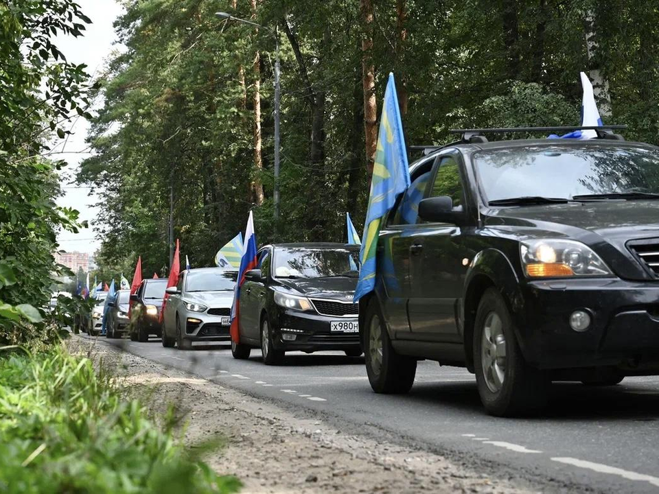 Патриотический автопробег совершили 20 автомобилистов в Ленинском округе