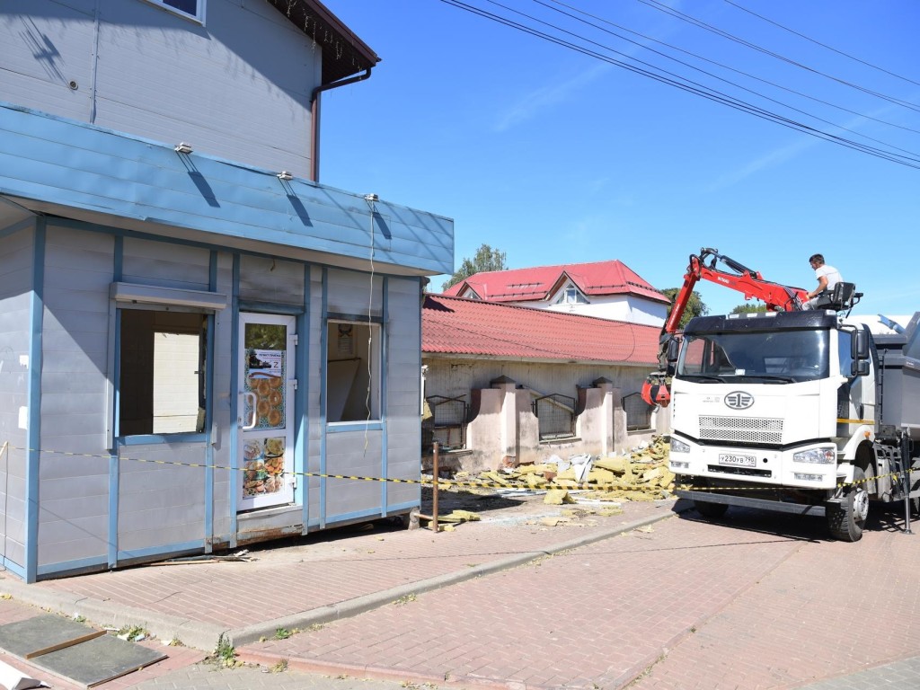 В Яхроме около рынка на улице Конярова демонтировали незаконные торговые павильоны