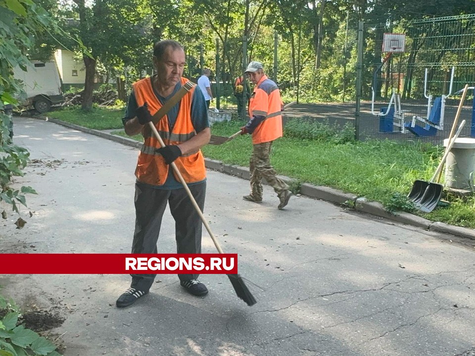 В поселке Поварово навели порядок во дворе по улице Буровая