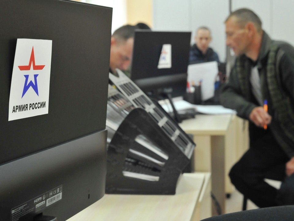 Единовременная выплата военнослужащему при заключении контракта составляет не менее 800 тыс. рублей