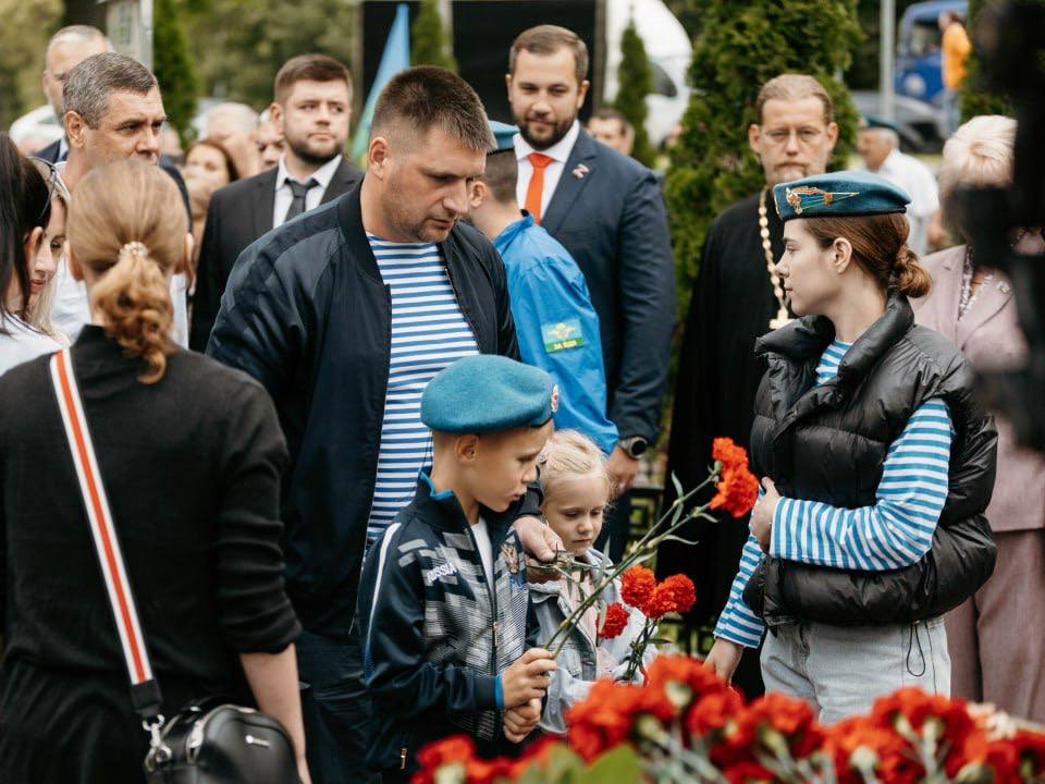 Бойцов и ветеранов ВДВ поздравили в Чехове с профессиональным праздником