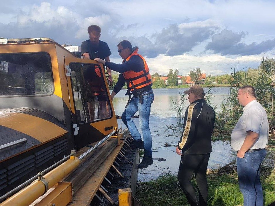 В Лобне чистят пруд вблизи улицы Железнодорожная