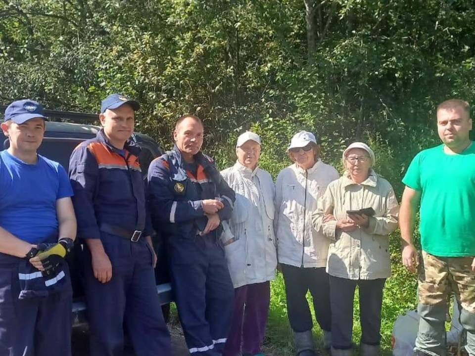 Двух пожилых женщин и мужчину спасатели вывели из леса под Волоколамском