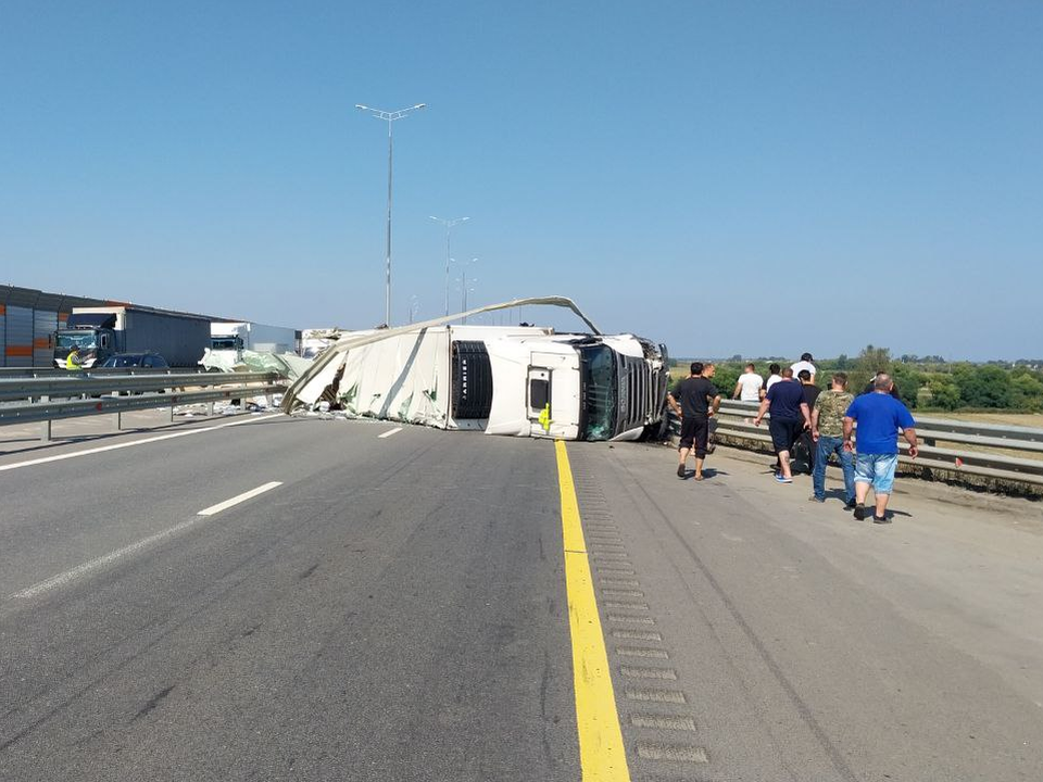 На ЦКАД  грузовую фуру развернуло поперек дороги из-за лопнувшего колеса