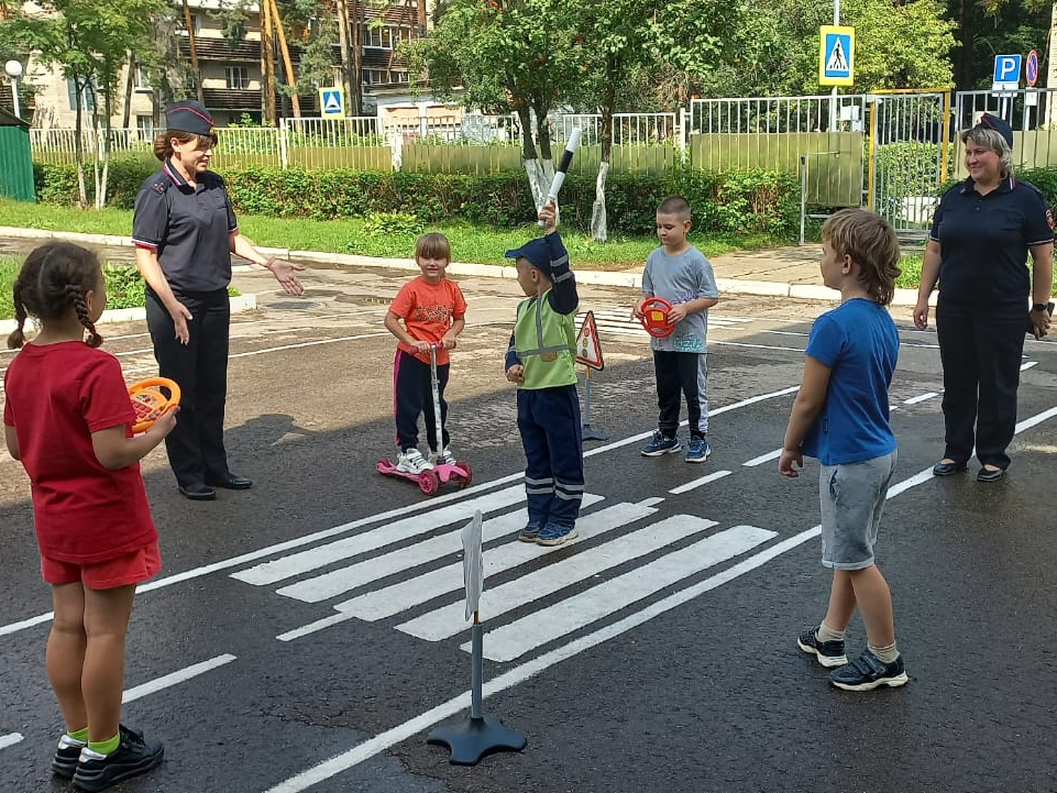 Госавтоинспекторы научили дошкольников из Протвина безопасно кататься на самокатах