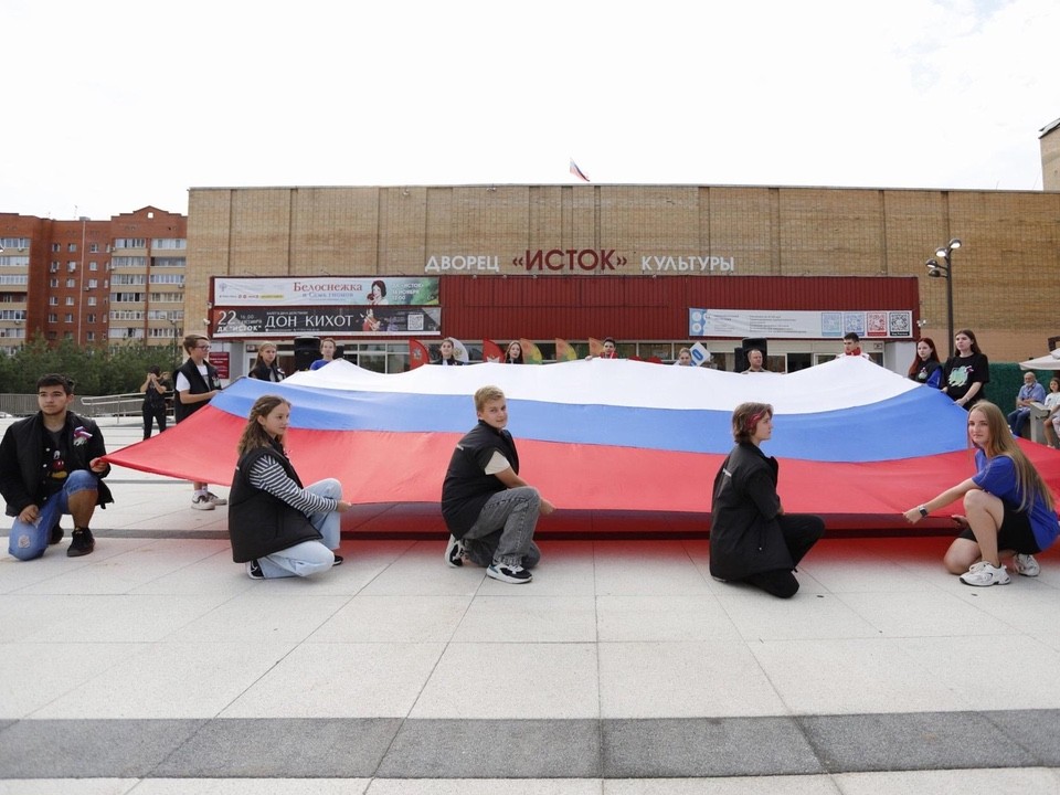 Гигантский триколор растянули во Фрязине в День государственного флага