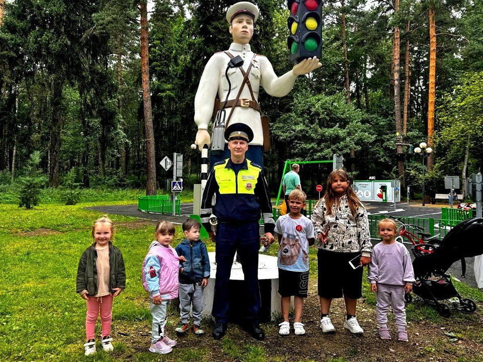 В детском городке «Сказочный» провели уроки по безопасности дорожного движения