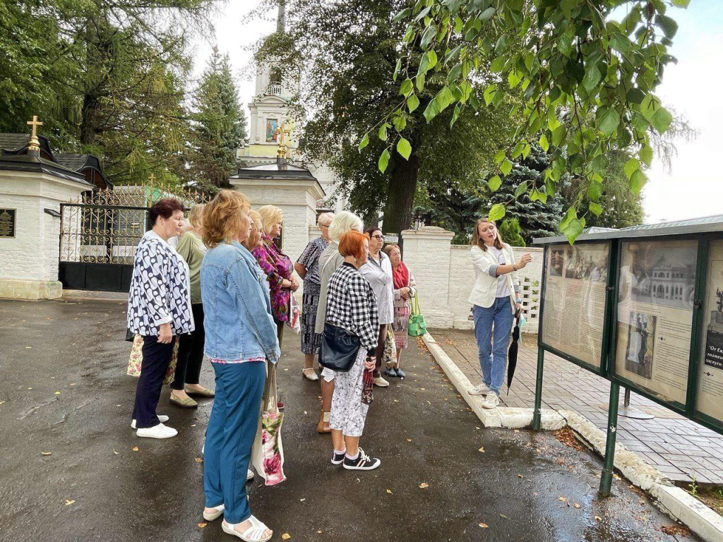 Для щелковских долголетов организуют туристические поездки по городам Подмосковья