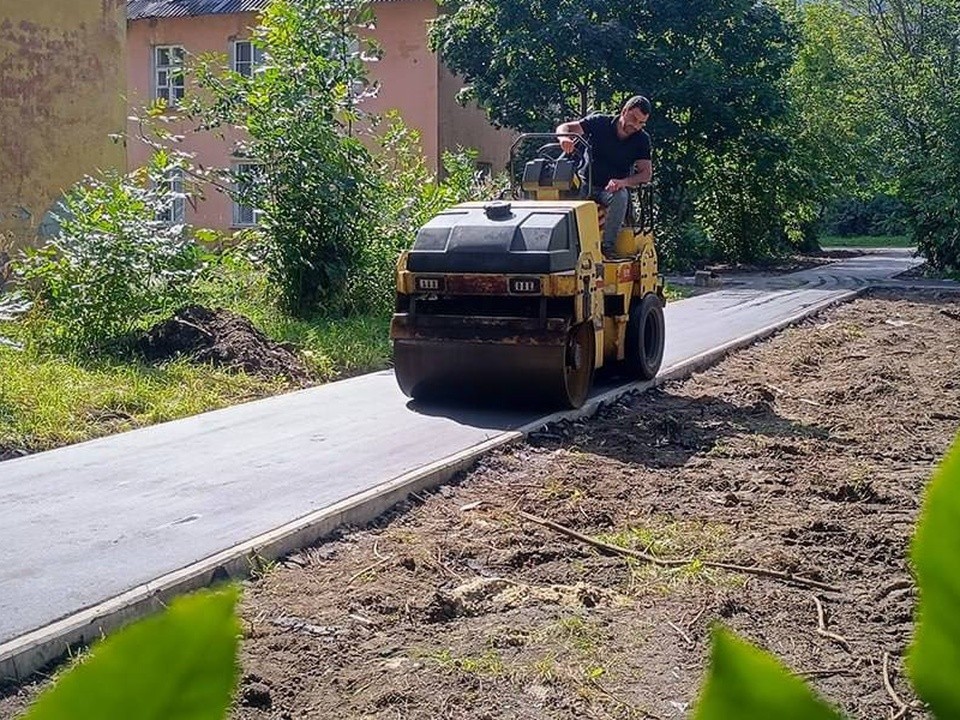 Пешеходные дорожки обустроили во дворе на улице Чернышевского