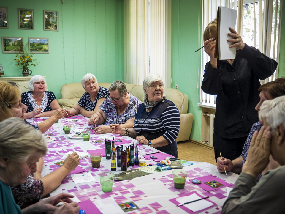 Занятия рисованием в «Домодедовском» помогают долголетам раскрыть свои творческие способности