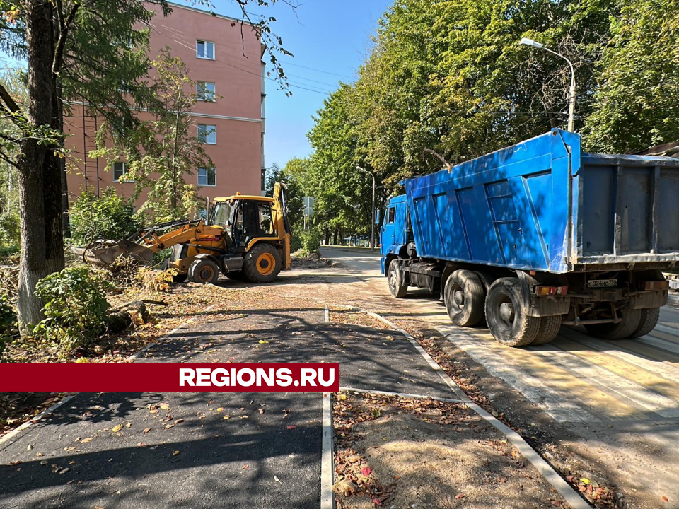 На улице Мира началась укладка новых бордюров