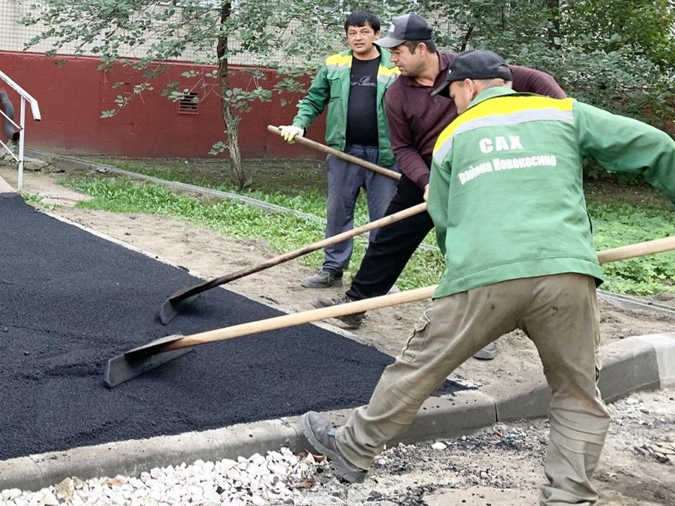 Двор на улице Пионерской в Балашихе благоустраивают