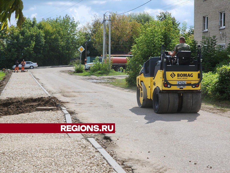 На улице Комсомольской в Куровском начался ремонт тротуара