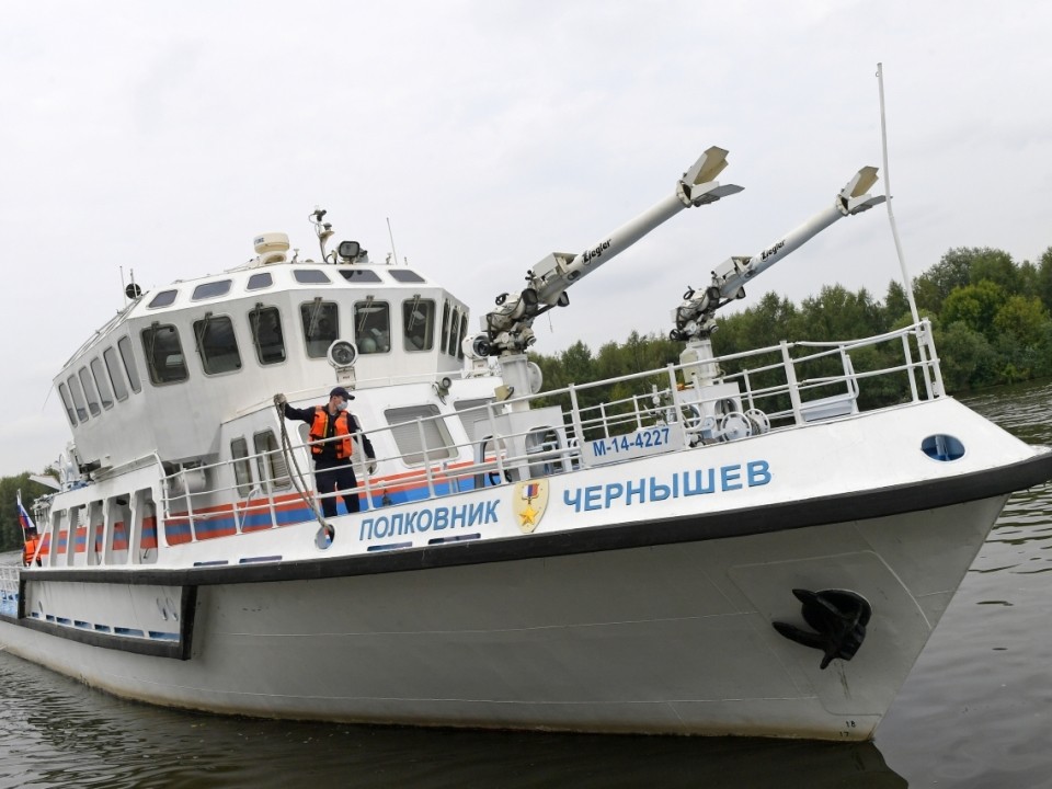 МЧС привлекло корабль к тушению пламени в доме на Бережковской набережной в Москве