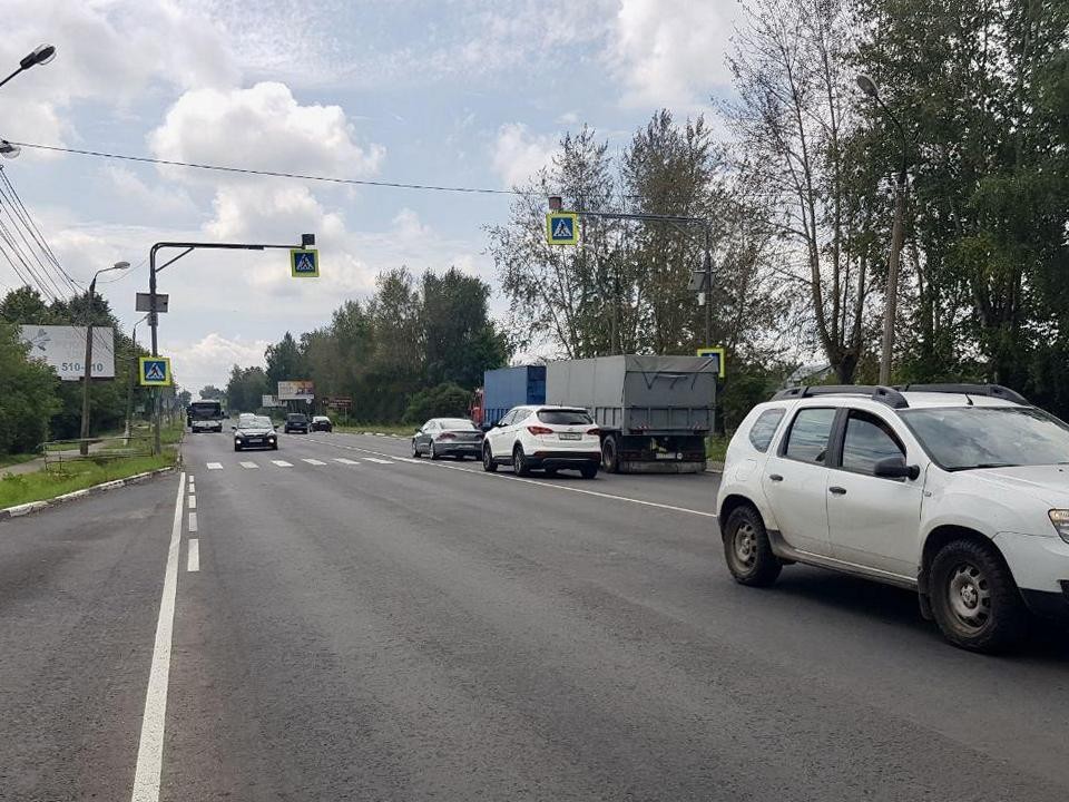 В Луховицах дорожники опиливают ветви деревьев и косят траву вдоль дорог