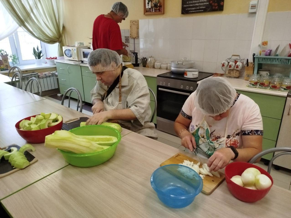 Кабачковую икру отправят на фронт подопечные центра соцобслуживания Коломны