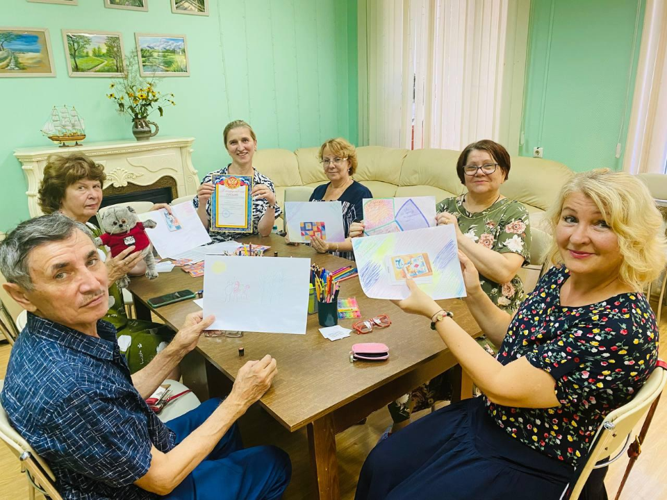 Домодедовские долголеты сыграли в арт-терапевтическую игру «Котики-пледики»