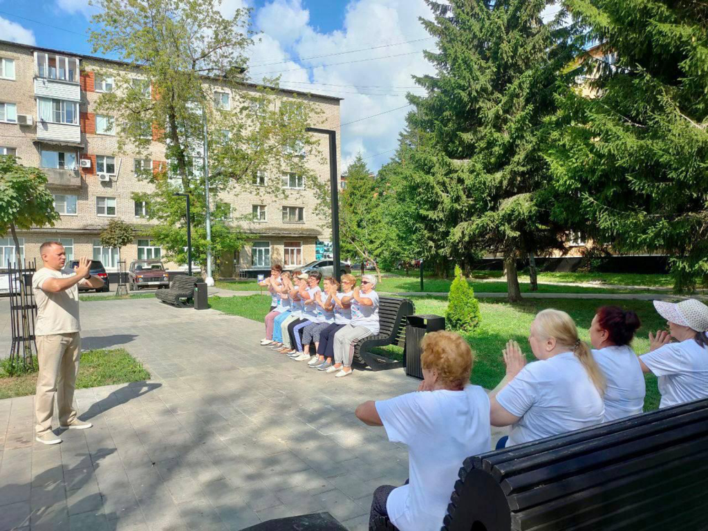 Ступинские долголеты занимаются гимнастикой на открытых площадках города