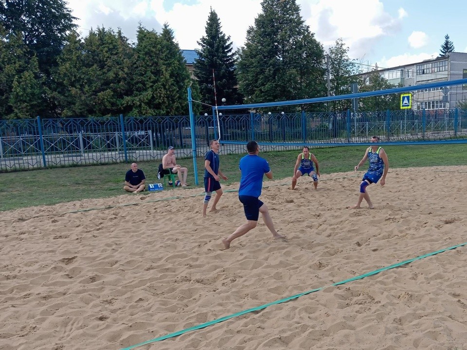 Спортсмены из Москвы и Подмосковья разыграли кубок турнира по пляжному волейболу в Серебряных Прудах