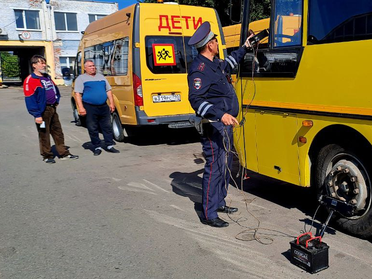 В Большом Серпухове проверили техническое состояние школьных автобусов