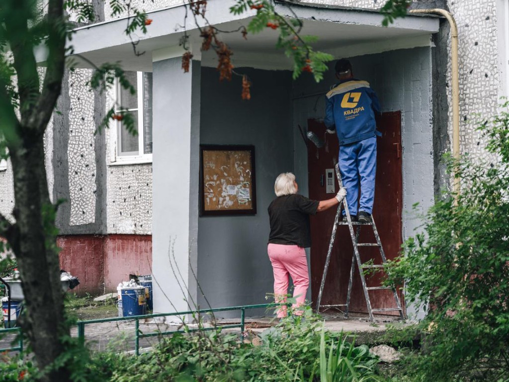 Входные группы дома 25 на Пролетарском проспекте приводят в порядок