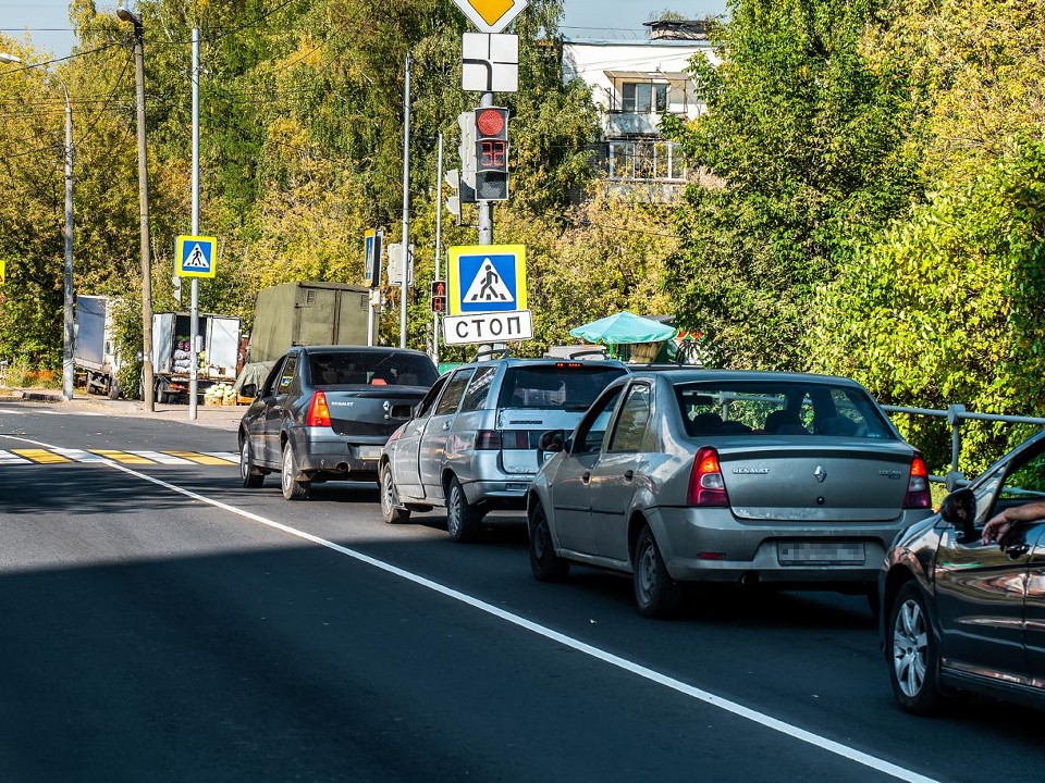 Водителям Подмосковья посоветовали изменить манеру вождения осенью